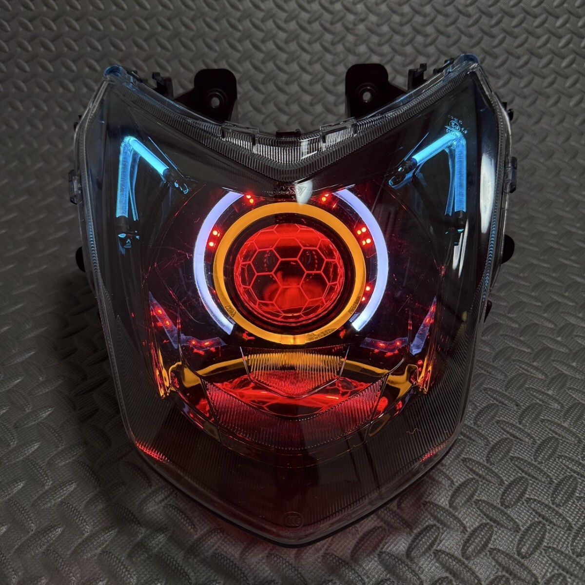 シグナスX 3型用社外 LEDヘッドライト デビルアイレッドシグナスX 3型