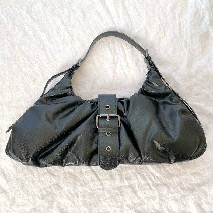 ZARA】デザインも収納力も最高〜！ヘビロテ確定の「高見えバッグ」肩