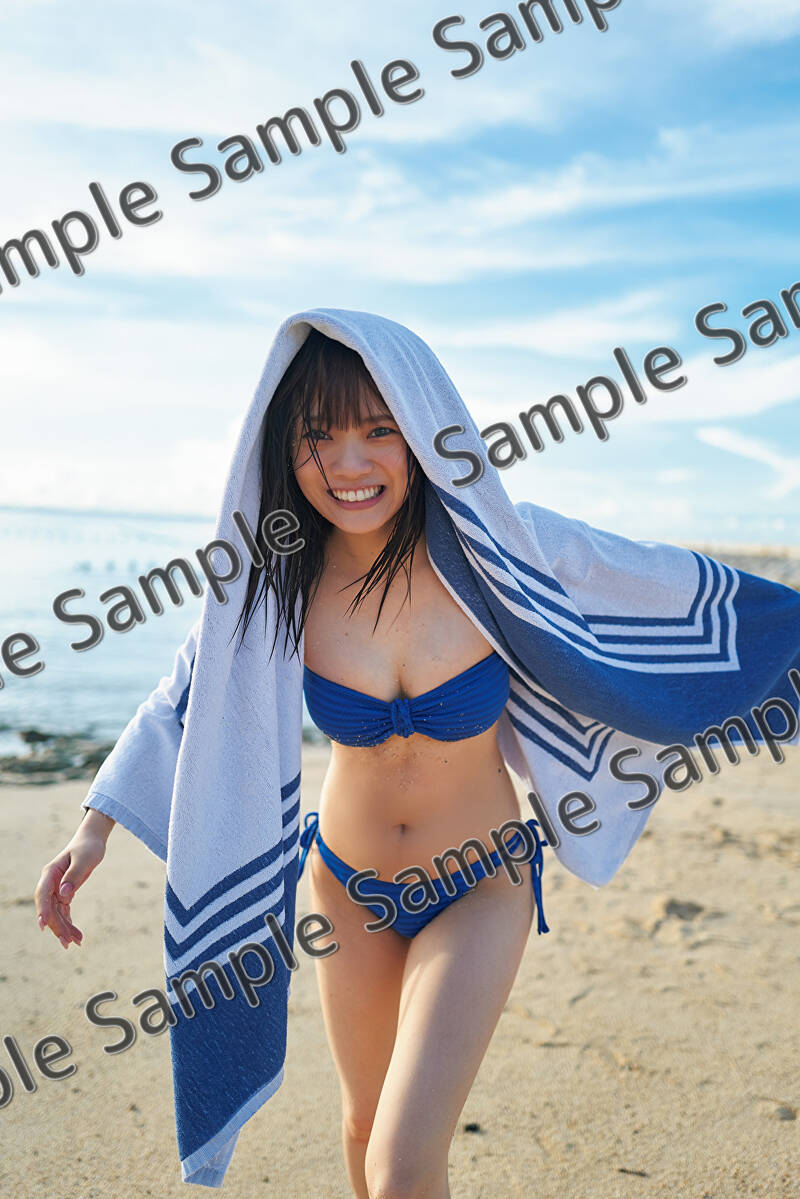 宮田愛萌1st写真集 各種特典と豪華版付属のアクリルキーホルダー