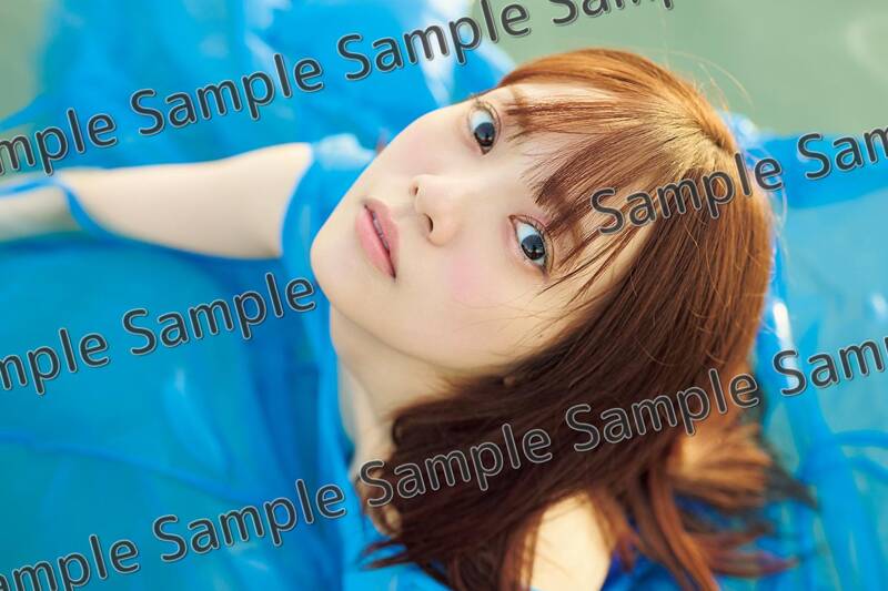 宮田愛萌1st写真集 各種特典と豪華版付属のアクリルキーホルダー