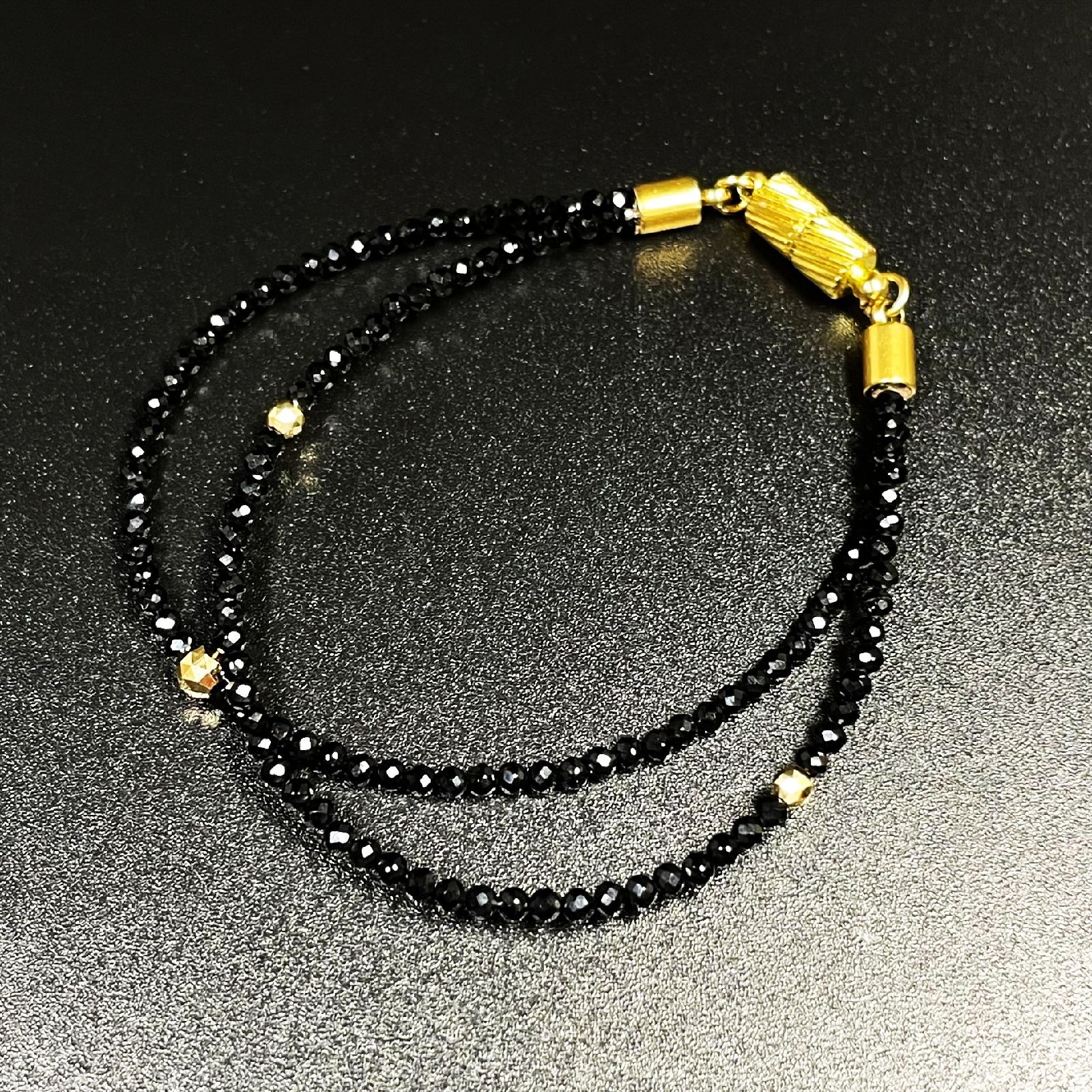 数量限定価格！！］ K18×天然石2連ブレスレット ダイヤカットオニキス