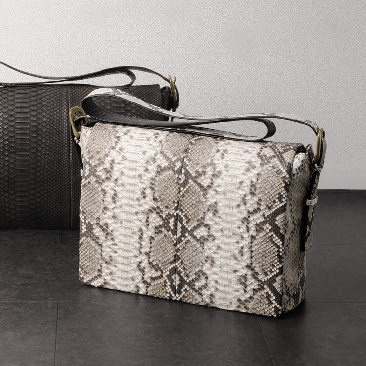 メンズ 本革 ショルダーバッグ A4 対応 ダイヤモンド パイソン