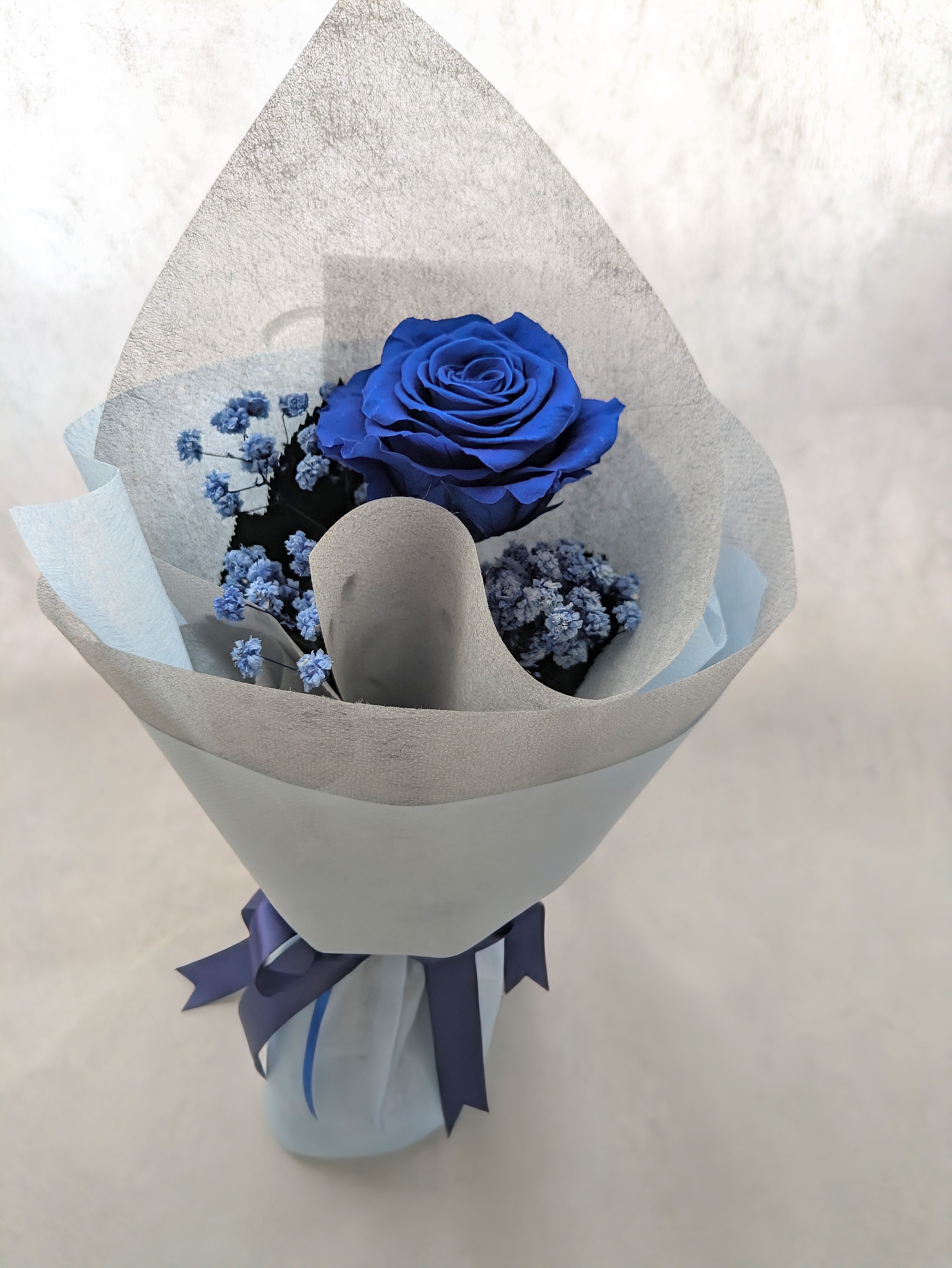 プリザーブドフラワー／青い薔薇とブルーカスミ草の祝福一輪ラッピング