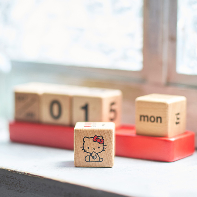 ハローキティ カレンダー レッド[万年カレンダー 木製 ウッド キューブ