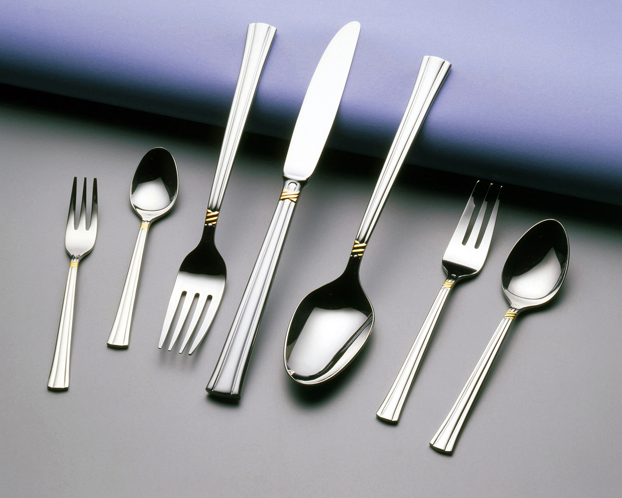 国産カトラリーのトップブランドラッキーウッド エメラルド金彩 25pcs