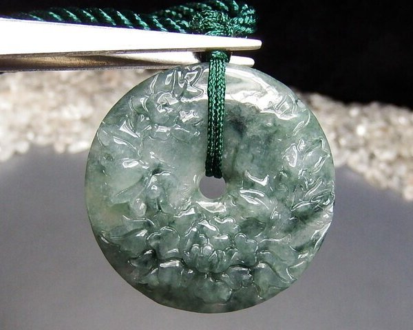 天然良質濃い目ひすい本翡翠ボタンの花彫り平安扣天然石ペンダント