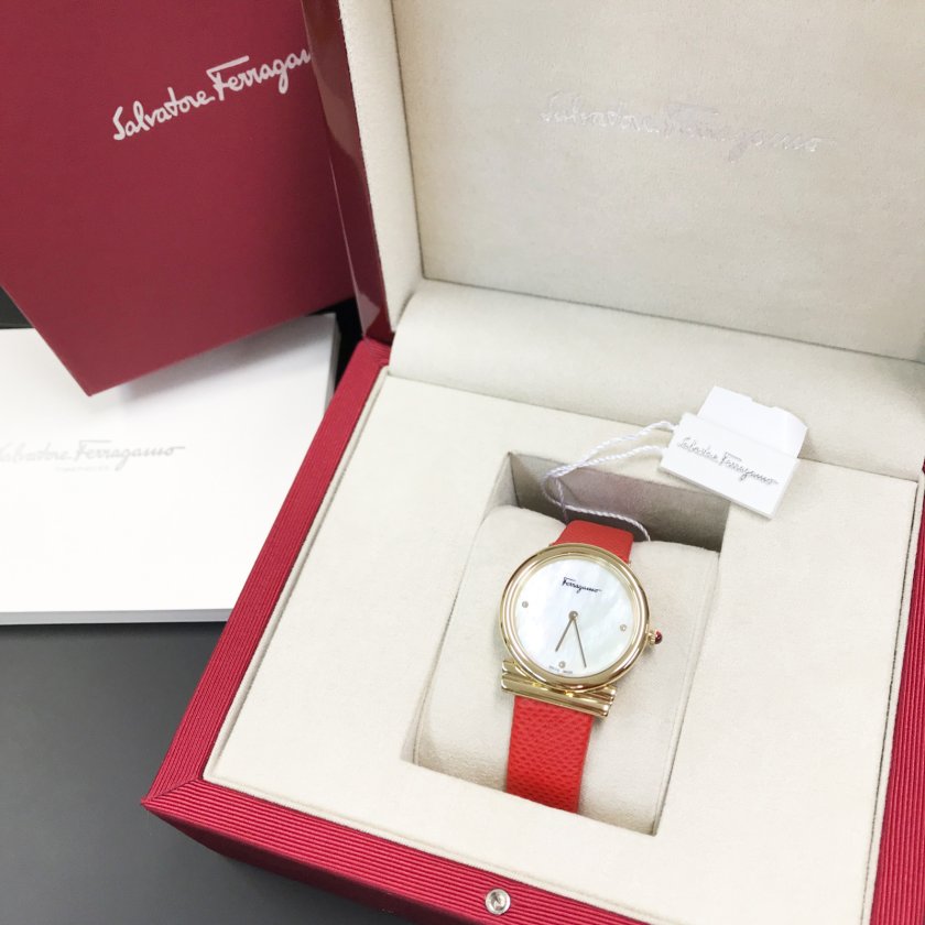 ラッピング無料】 Ferragamo フェラガモ レディース 腕時計 ダイヤ付き