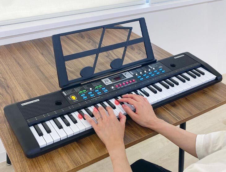 M1953-114-80】光る鍵盤 61鍵電子ピアノ 初心者用 Amazon.co.jp