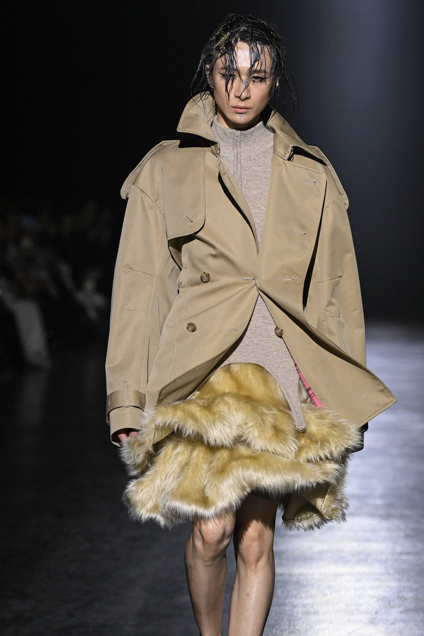 Chika Kisada(チカ キサダ)｜ショート トレンチ コート/ベージュ の