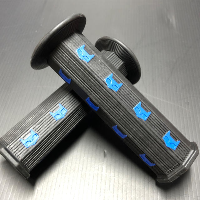 汎用 八角グリップ ネコ柄 ブラック/ブルー 貫通式 新品 ニャンコ