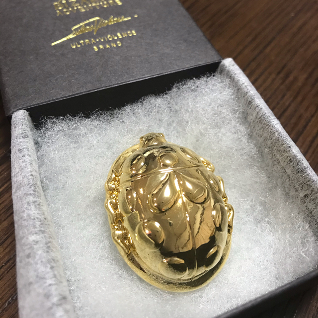 ultra-violence - ジョジョ てんとう虫型ブローチ ジョルノ