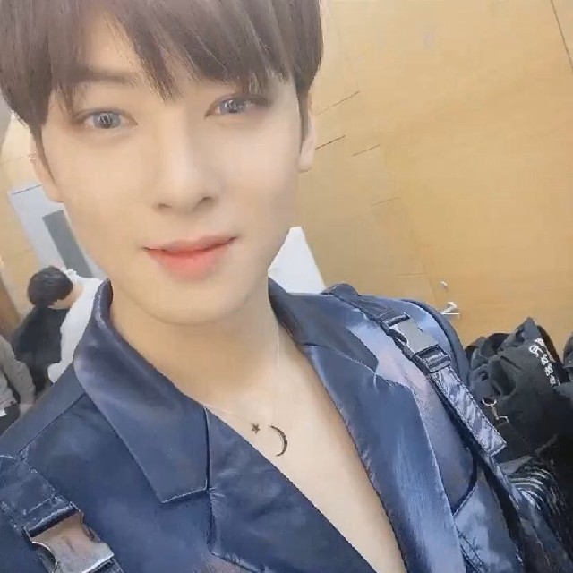 大人気】ムーンネックレス 韓国アクセサリー ASTRO チャウヌ 着用