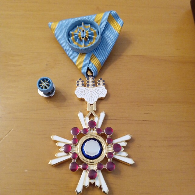 極美品】瑞宝小綬章 現行タイプ 新型 旧勲四等 略章 共箱入 完品 93