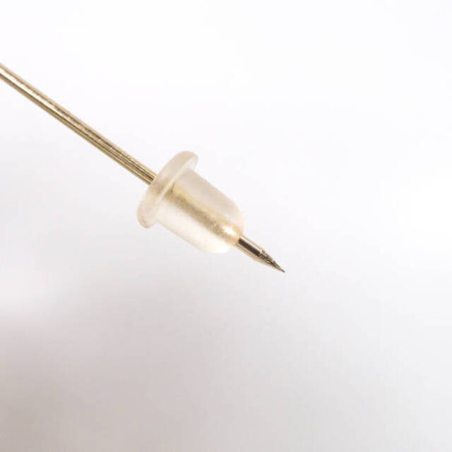 René - 美品 Rene ルネ リボンブローチ ゴールド系 ライトストーン