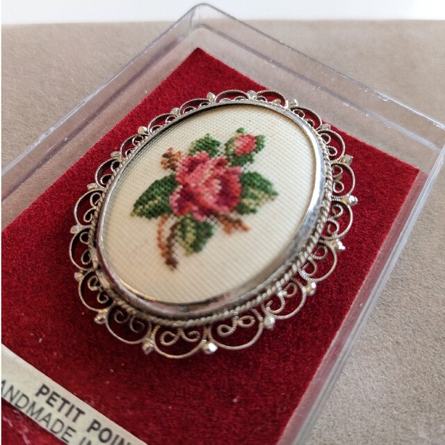 新品未使用・匿名配送】プチポワン オーストリア刺繍 ブローチの通販