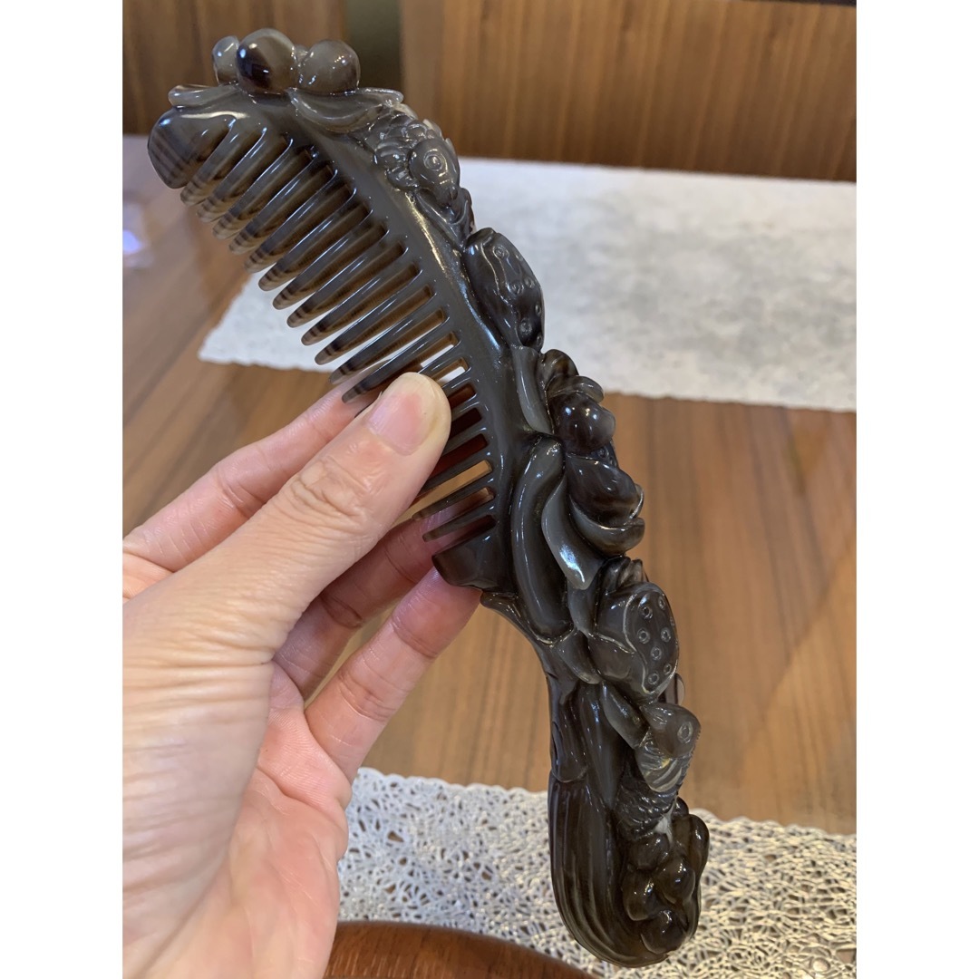 Y-148 高級 希少 極上品 天然白水牛角 手彫り 蓮と鯉 櫛 くし