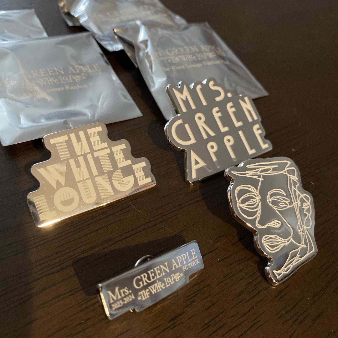 ホワイトラウンジ♡ピンズ♡4つセットの通販 by mia's shop｜ラクマ