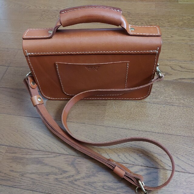 HERZ - ヘルツHERZ 2本ベルトの2wayミニバッグ CWｰ67 キャメル 本革