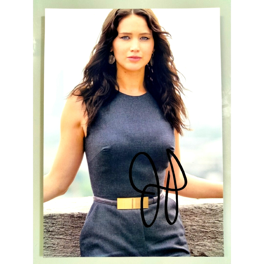 ジェニファー・ローレンス直筆サイン入り2Lサイズ写真…レッド