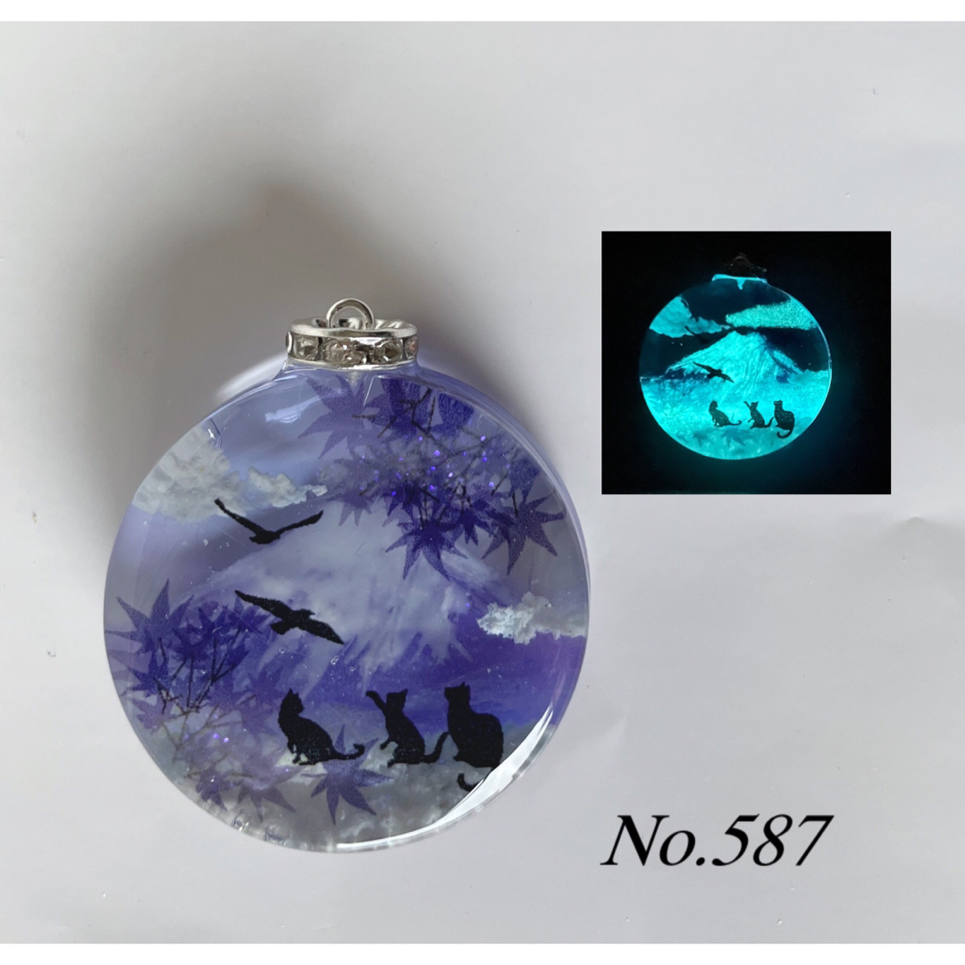 RUKURUKU//星雲と窓辺の子猫達 蓄光 オルゴナイトキーホルダー