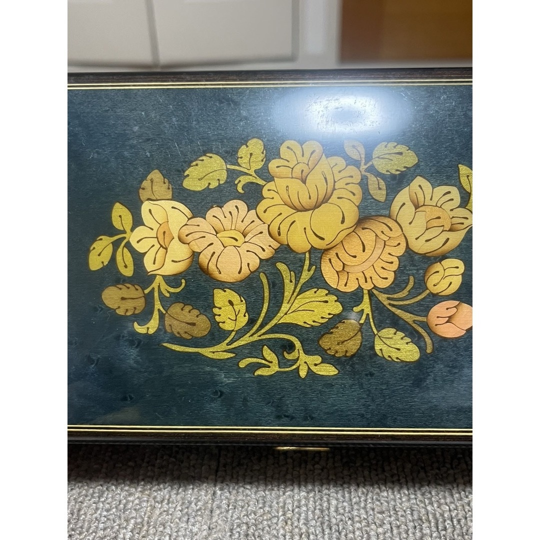 新品】ROMANCE オルゴール 高級 象嵌装飾 ジュエリーボックス 鍵付きの