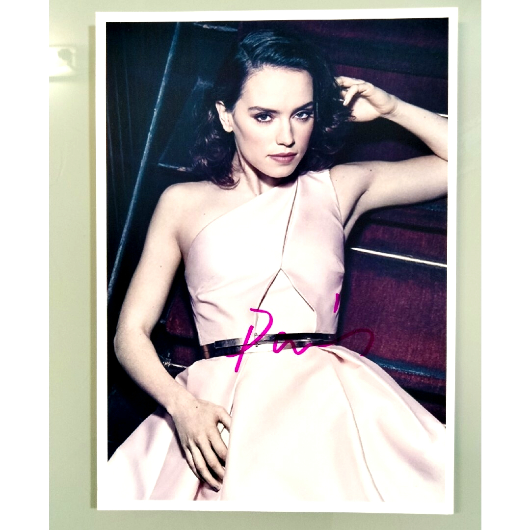 デイジー・リドリー直筆サイン入り2Lサイズ写真…Daisy Ridleyの通販 by