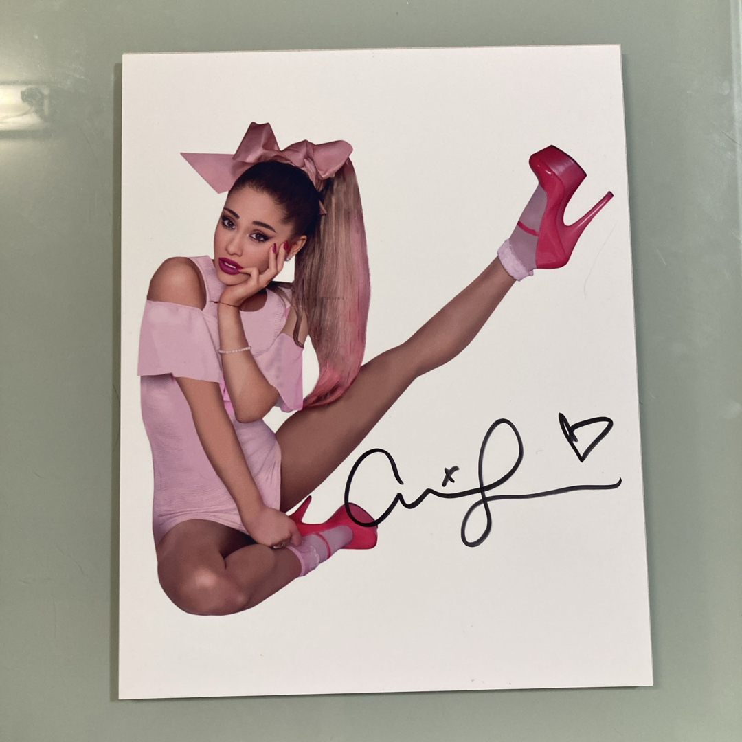 アリアナ・グランデ直筆サイン入り超大型写真…Ariana Grande…の通販 by