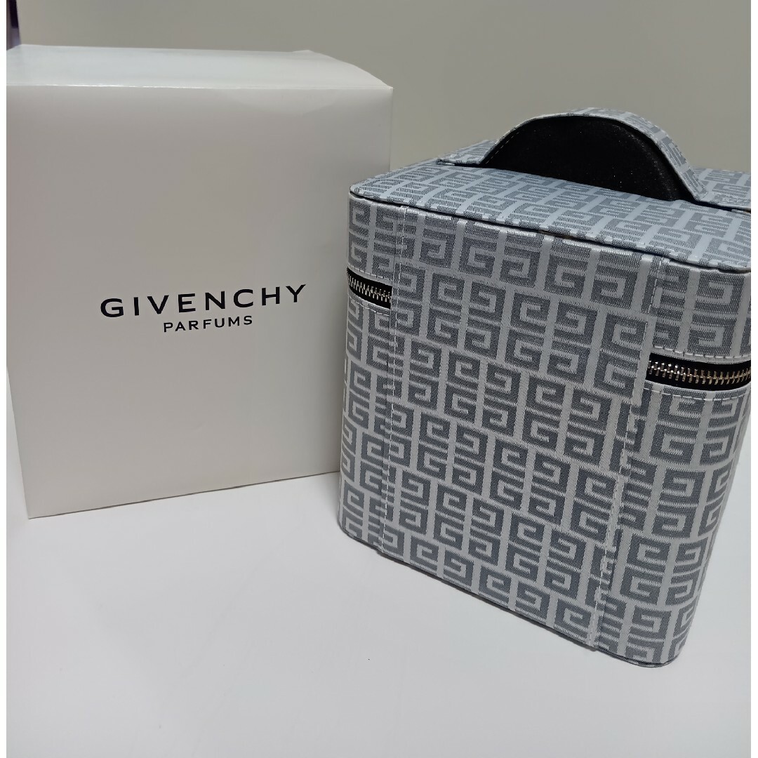 GIVENCHY - 新品 GIVENCHY モノグラムバニティポーチの通販 by