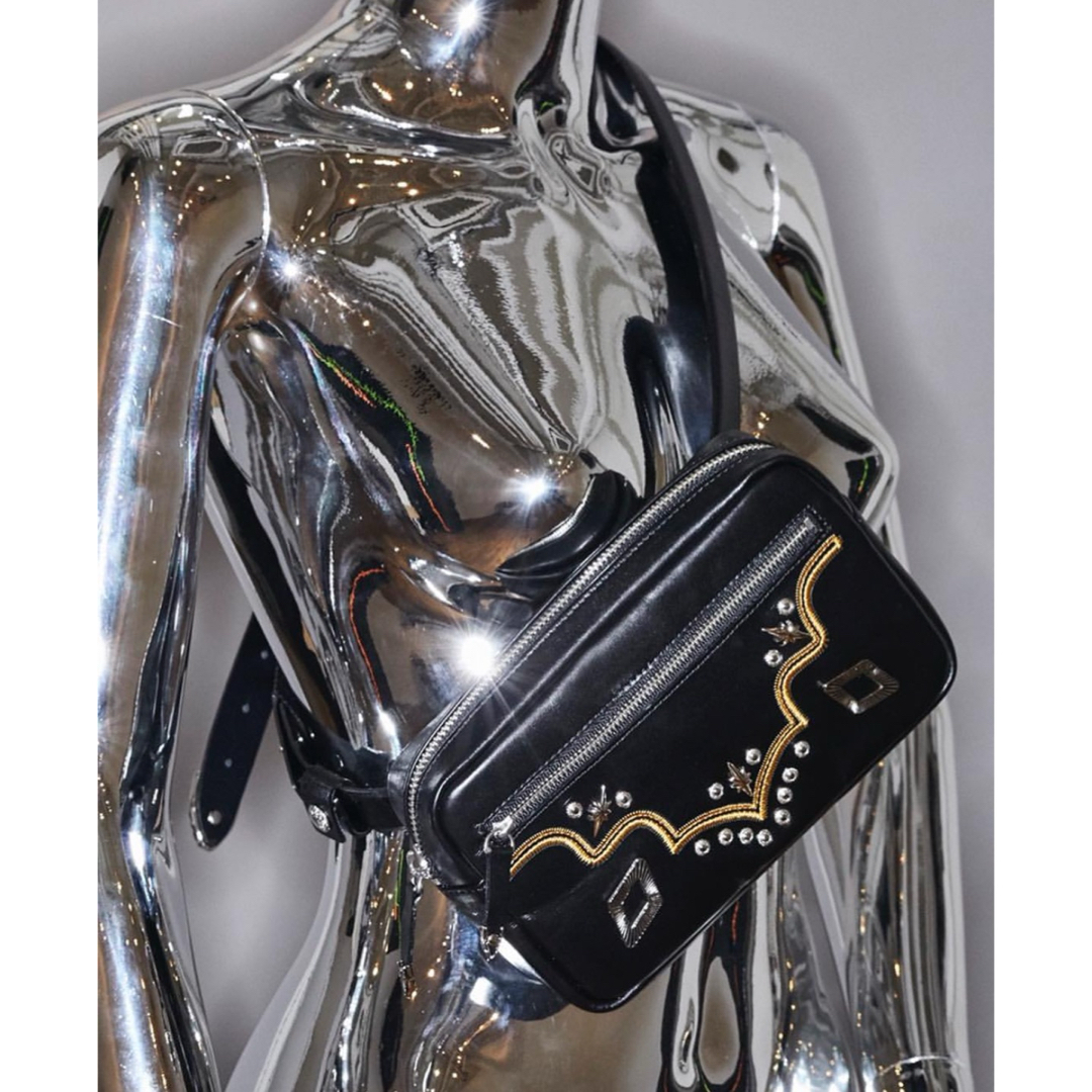 TOGA PULLA スタッズ刺繍ベルトバッグ 黒