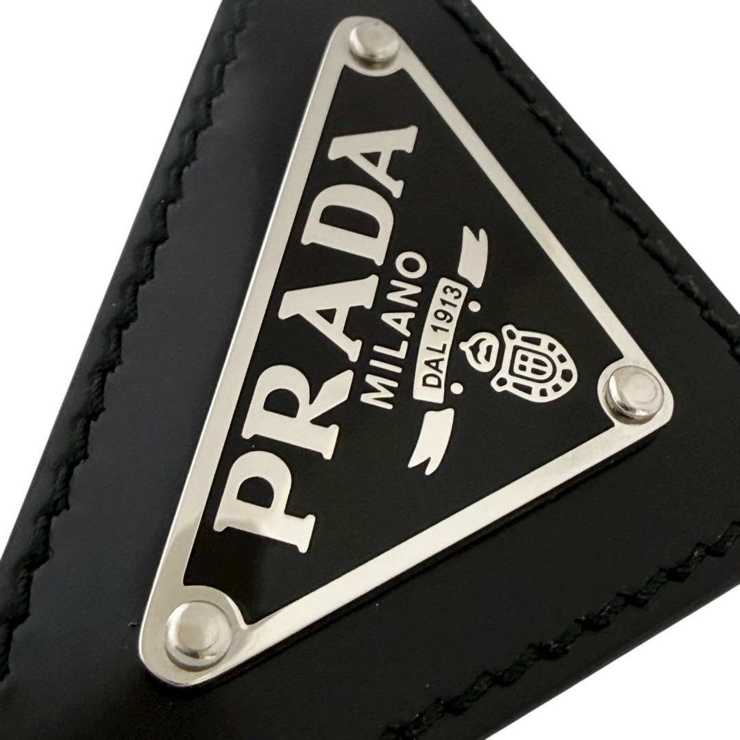 PRADA - プラダ メンズ トライアングル ロゴ ピン ブローチ バッジ