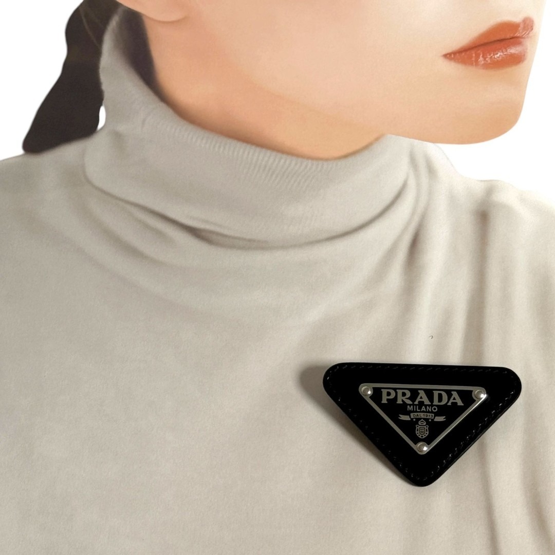 PRADA - プラダ メンズ トライアングル ロゴ ピン ブローチ バッジ