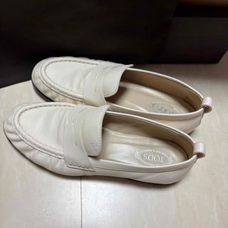TOD'S（ローファー/革靴 ・ ホワイト/白色系）のフリマアイテム一覧