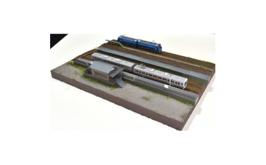 Nゲージ用 鉄道模型用ジオラマ展示台 37×26cm 木造駅舎とホームと2線