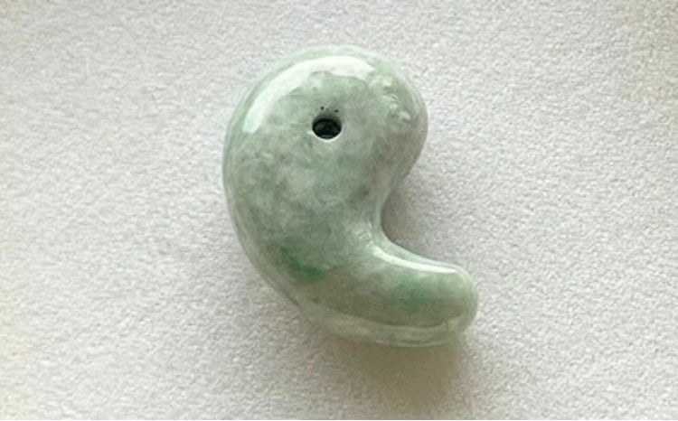 数量限定】糸魚川産ひすい勾玉（小） 桐箱入り【新潟県 翡翠 ヒスイ