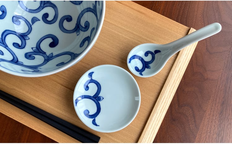 有田焼 飽きのこない唐草紋様の丼とレンゲのセット【しん窯 青花