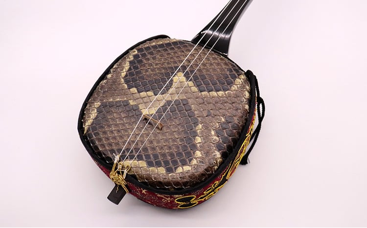 伝統工芸士「新垣清昻」作】匠の手が生み出した最高級黒檀・本皮三線