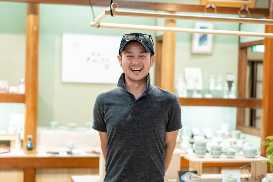 佐賀県伊万里市の鍋島焼の伝統技術を受け継ぎ、 発展させ、次の100年へ