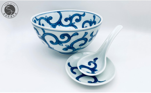 有田焼 飽きのこない唐草紋様の丼とレンゲのセット【しん窯 青花