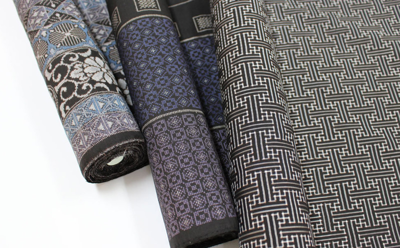 本場奄美大島紬 手織り扇子（泥染め龍郷柄 青) 鹿児島県 奄美群島 奄美