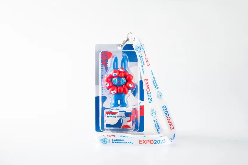 大流行の「ラブブ」が「ミャクミャク」とコラボ 大阪万博でフィギュア