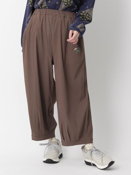 レーヨンナイロンストレッチ フラワーワンポイント刺繍コクーンパンツ