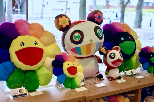 ゆるい姿の風神雷神が「茶の菓」やアパレルに。村上隆展のおすすめ