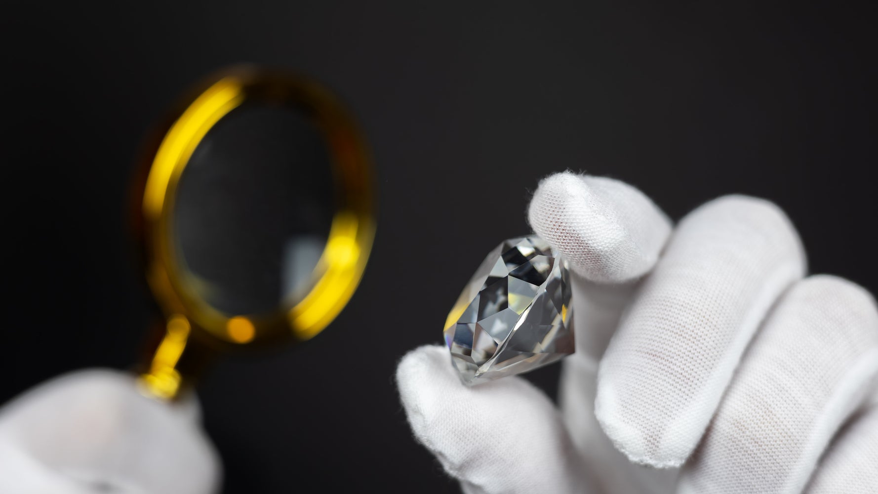 制作時間100時間。色鉛筆で描かれたリアルすぎるダイヤモンドに「凄す