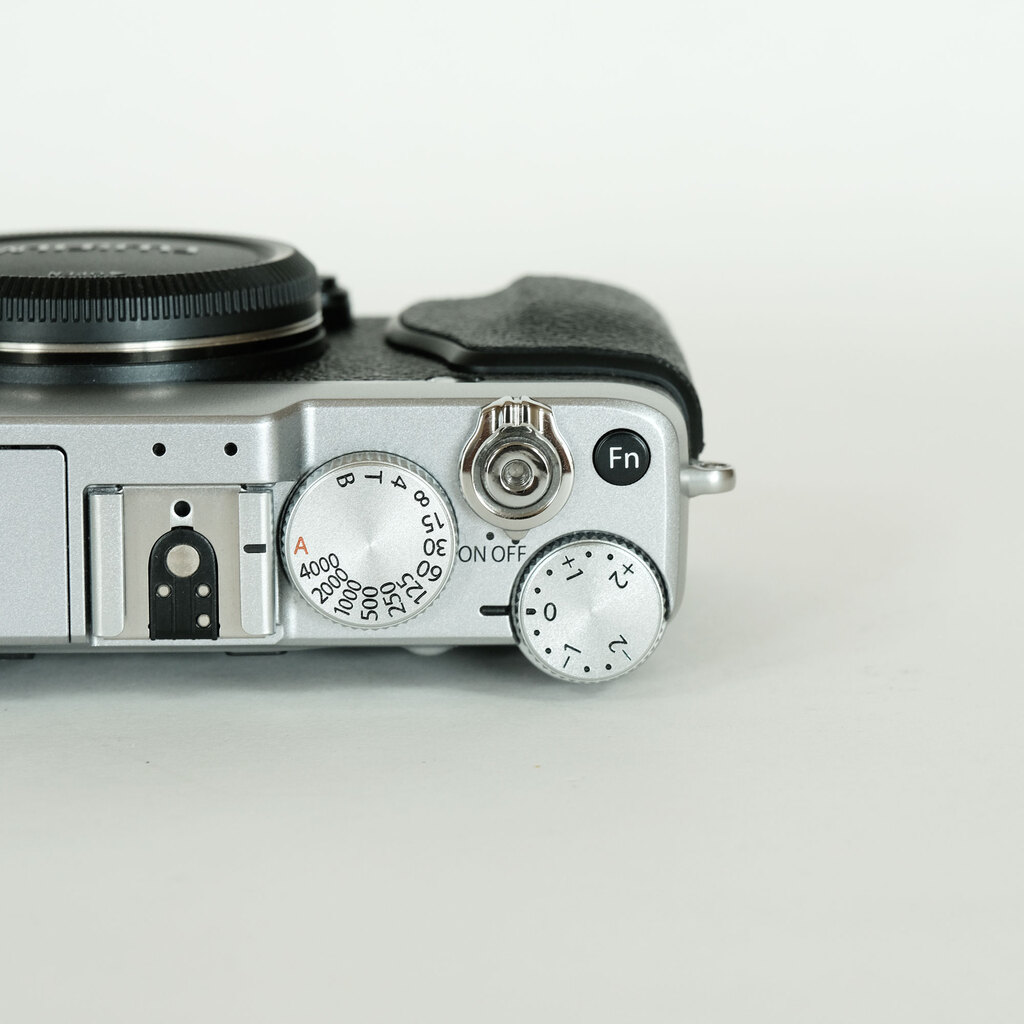 FUJIFILM X-E1 シルバーの出品 | ONE SCENE（ワンシーン）