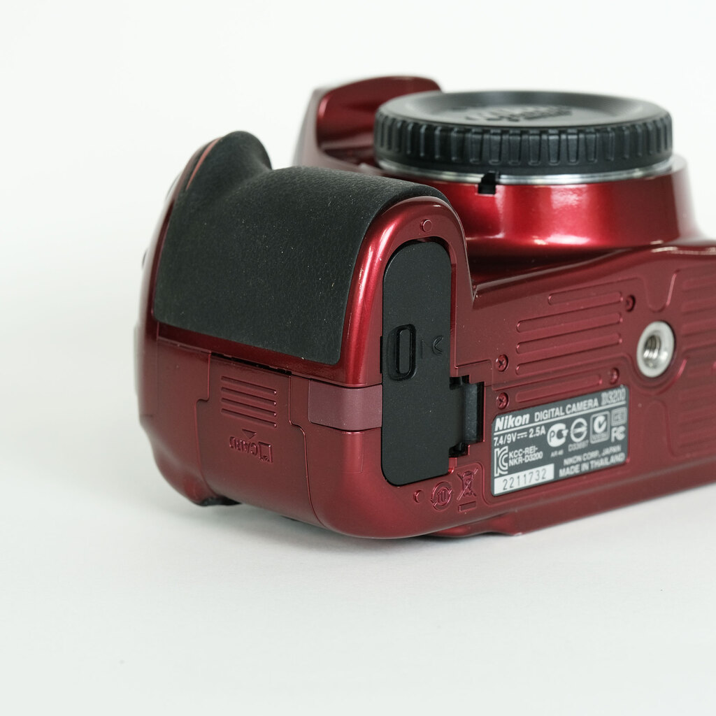 Nikon D3200ボディ レッドの出品 | ONE SCENE（ワンシーン）