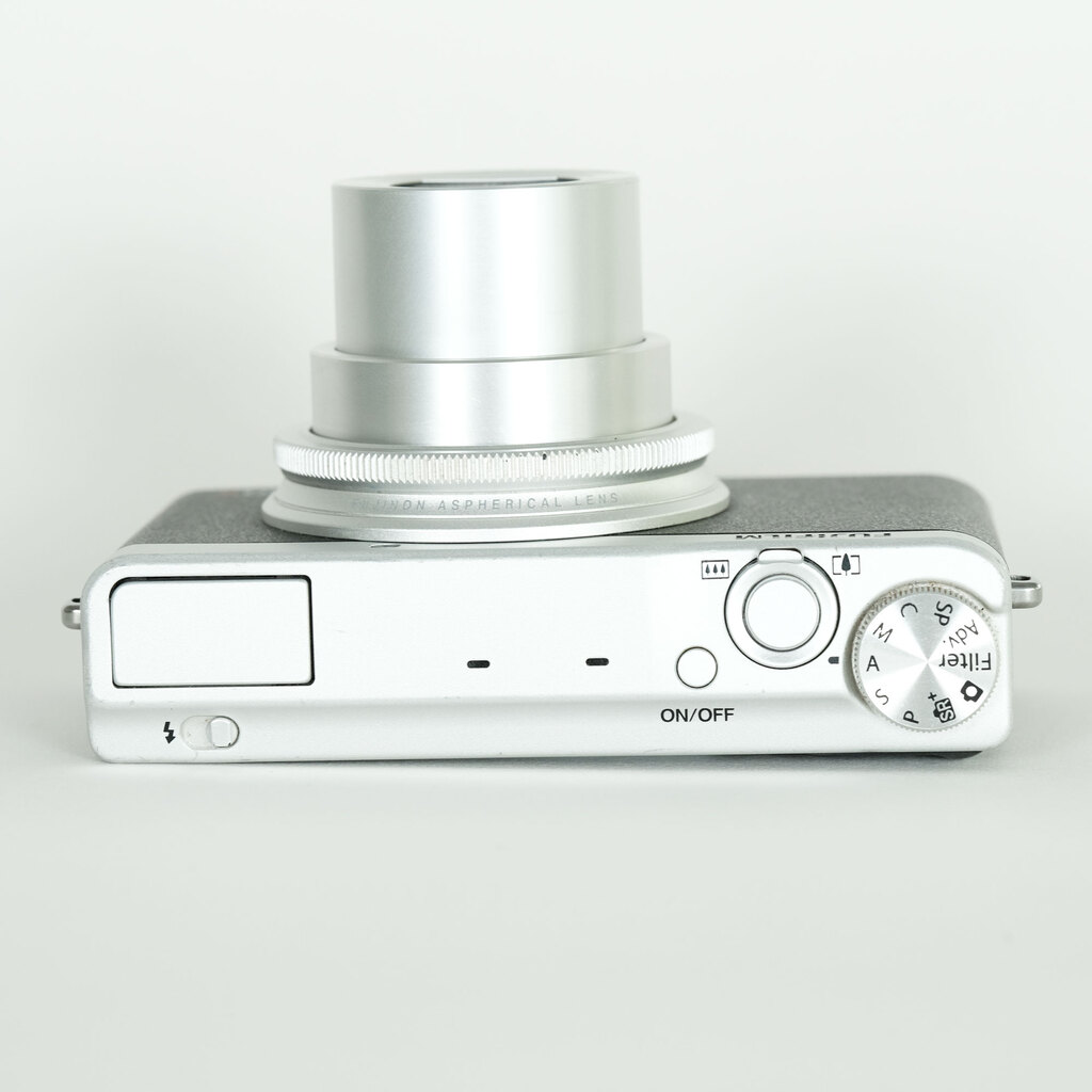 FUJIFILM XQ2 シルバーの出品 | ONE SCENE（ワンシーン）