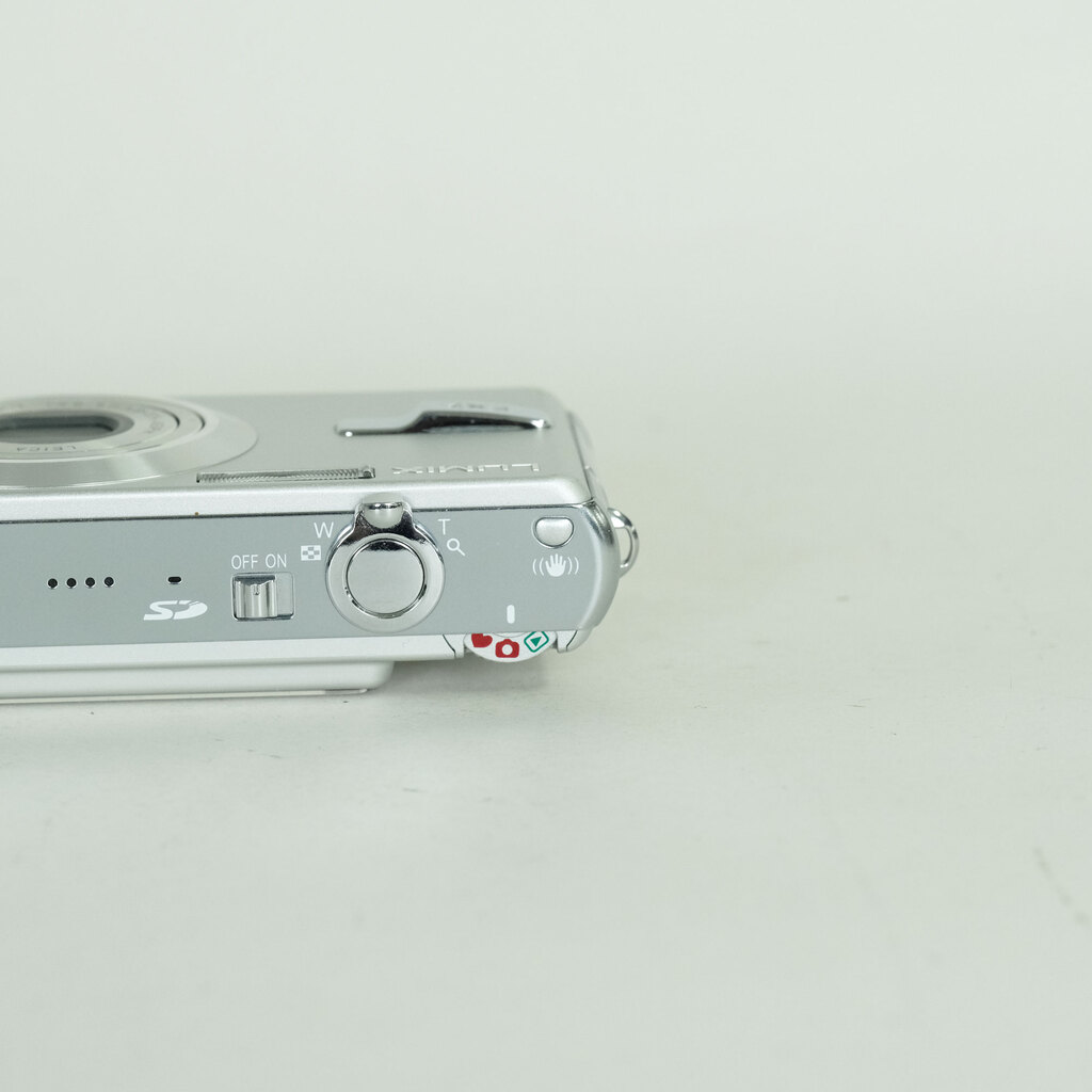 Panasonic DMC-FX7 シルキーシルバーの出品 | ONE SCENE（ワンシーン）