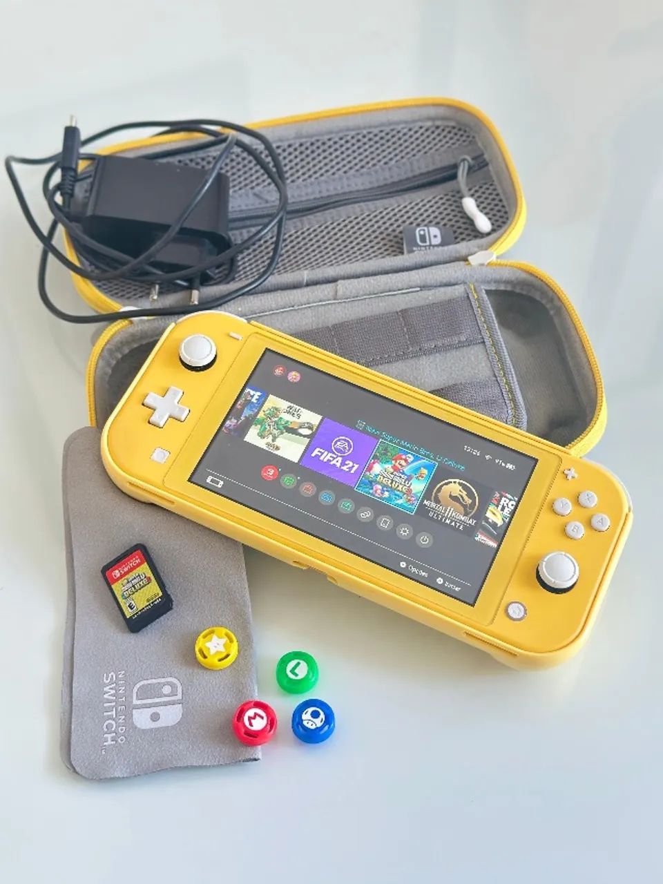 Nintendo Switch Lite Yellow - Amarelo - Consoles de Vídeo Game