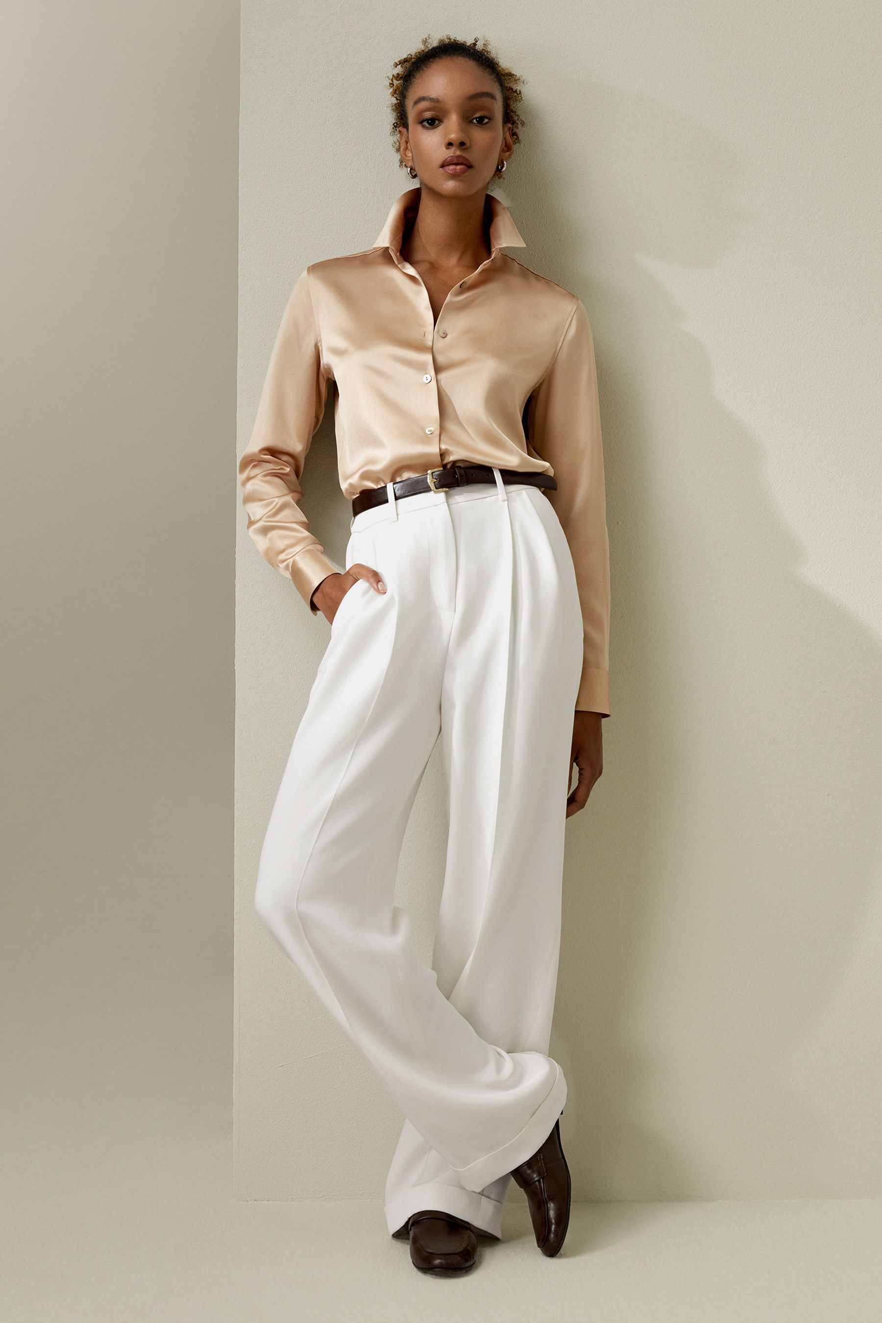 ウォッシャブルシルク】貝ボタン付きサテン シルクシャツ - 洗える