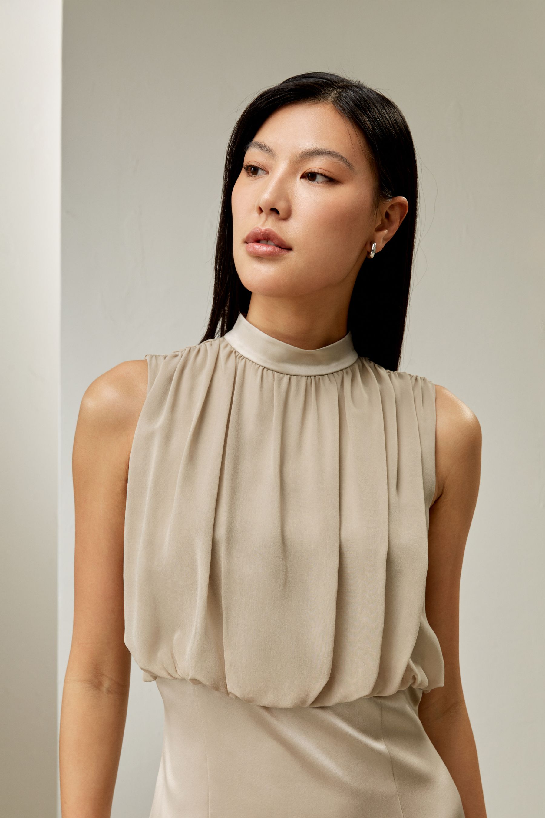 プリーツ ノースリーブ ミディ丈 シルクワンピース